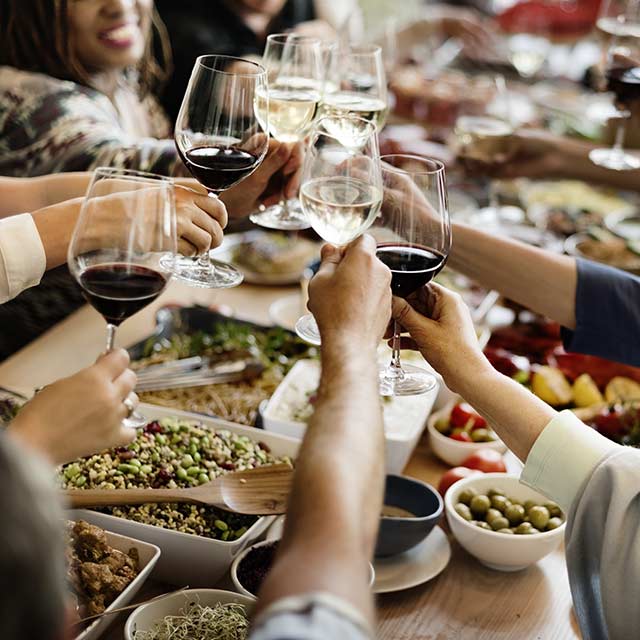 Des convives qui trinquent autour d'un très bon vin de la région occinatine à notre table d'hôte