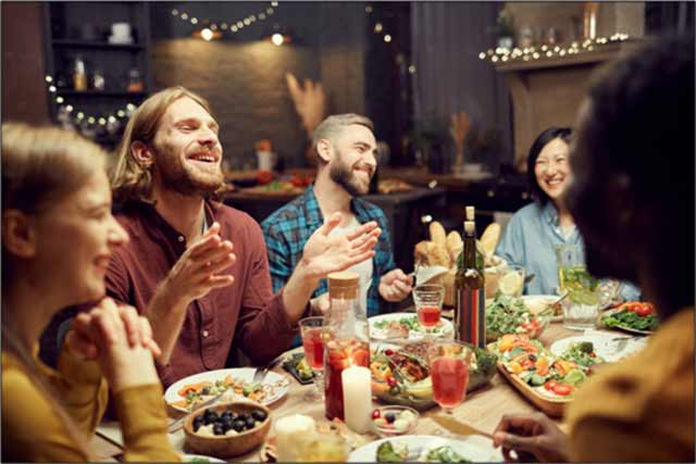 Une table d'hôte conviviale