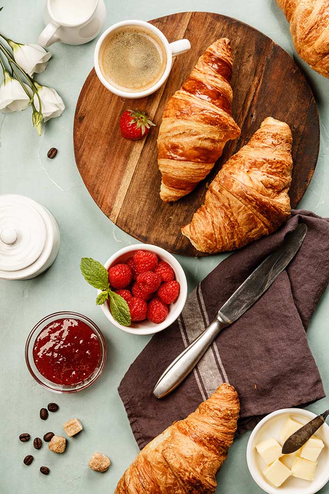 Petit déjeuner à la table de Lucat ou pris sur la terrasse